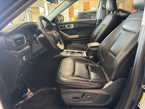Used 2022 Ford Explorer XLT w/ Equipment Group 202A AWD/4WD image 23