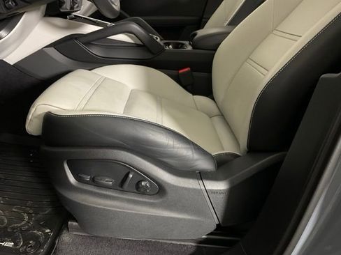 Used 2025 Porsche Cayenne AWD/4WD image 26