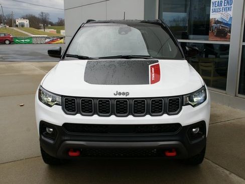Used 2025 Jeep Compass Trailhawk image 6
