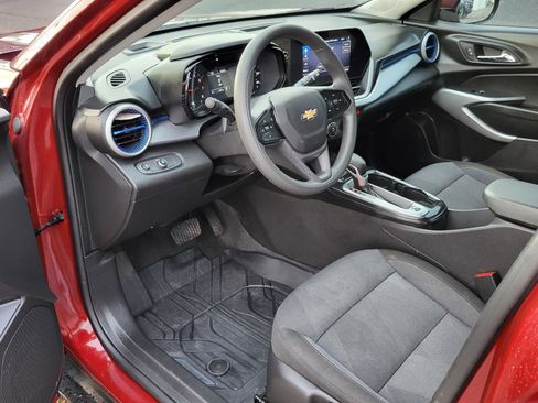 Used 2025 Chevrolet Trax LS w/ LS Convenience Package image 16