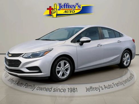 Used 2017 Chevrolet Cruze LT FWD image 2