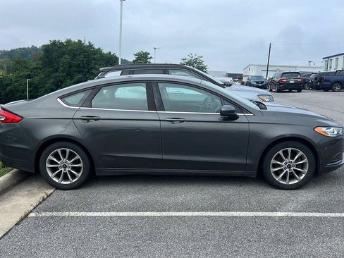 Used 2017 Ford Fusion SE FWD image 5
