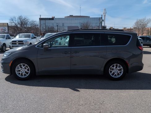 Used 2022 Chrysler Pacifica Touring-L image 1