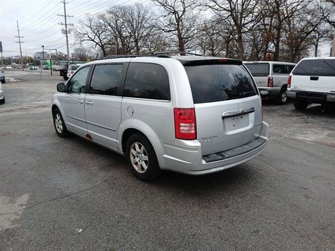Used 2010 Chrysler Town & Country Touring image 3