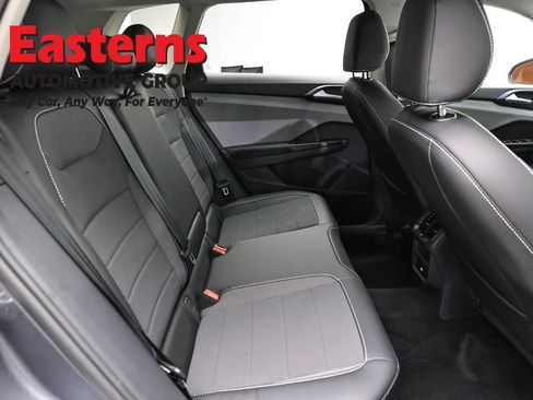 Used 2022 Volkswagen Taos SE FWD image 21