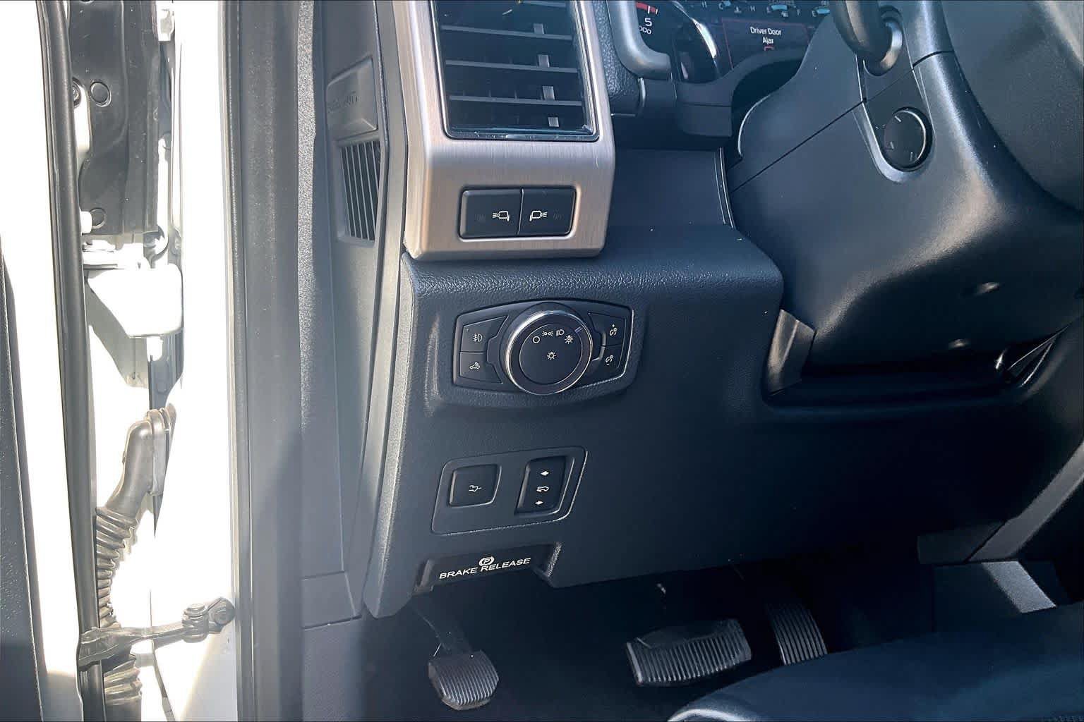Used 2022 Ford F250 Platinum w/ FX4 Off-Road Package AWD/4WD image 30