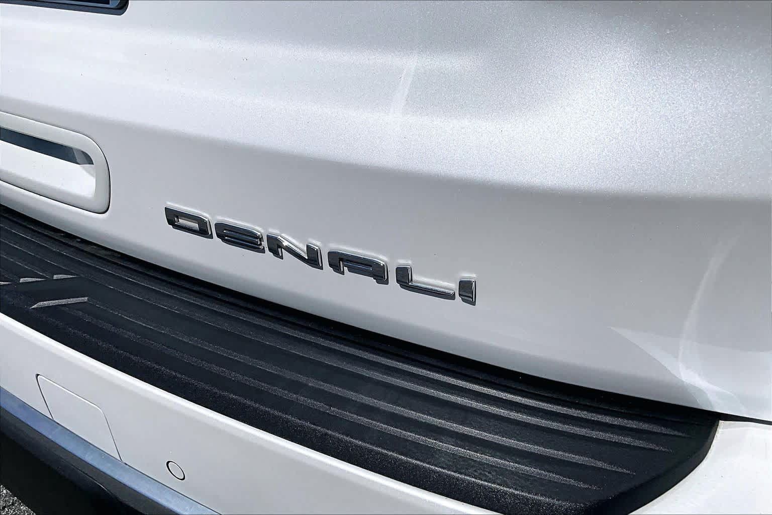 Used 2024 GMC Yukon Denali w/ Advanced Technology Package AWD/4WD image 10