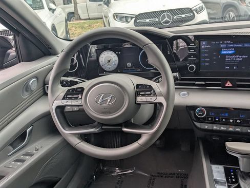 Used 2021 Hyundai Elantra SEL w/ Convenience + Premium Package FWD image 3