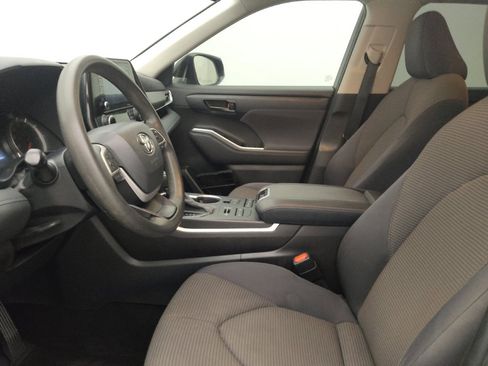 Used 2022 Toyota Highlander L image 17