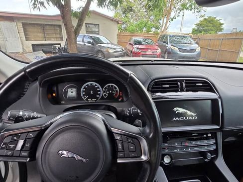 Used 2017 Jaguar F-PACE R-Sport image 13
