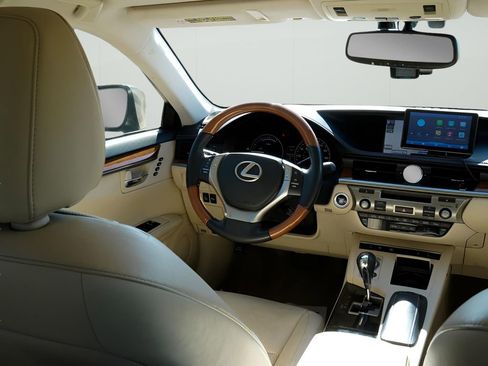 Used 2013 Lexus ES 300h w/ Luxury Pkg image 16