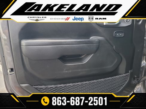 Used 2024 Jeep Gladiator Rubicon w/ Technology Group AWD/4WD image 16