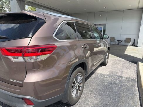 Used 2017 Toyota Highlander XLE image 3