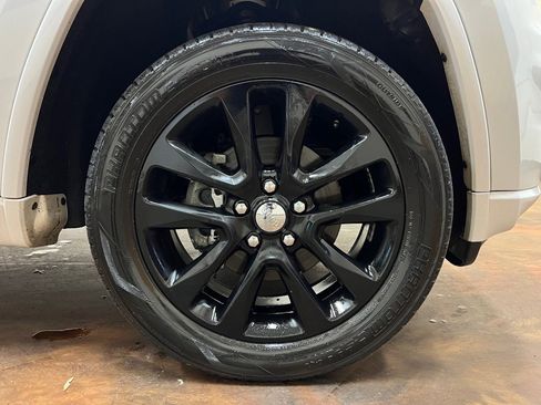 Used 2018 Jeep Grand Cherokee Overland image 12