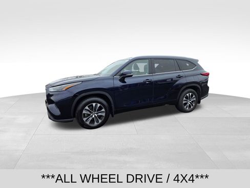 Used 2022 Toyota Highlander XLE image 2