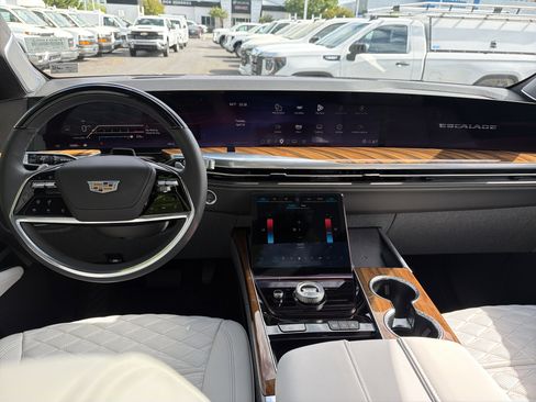 Used 2025 Cadillac Escalade Premium Luxury Platinum image 30