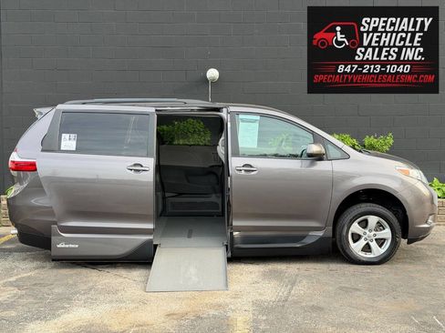 Used 2016 Toyota Sienna LE FWD image 2