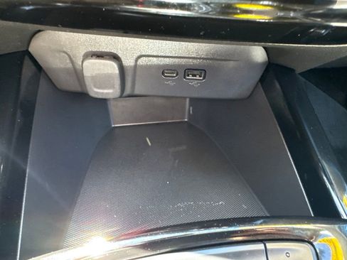 Used 2024 Chevrolet Trax LT w/ LT Convenience Package FWD image 32