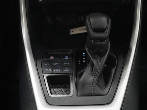 Used 2025 Toyota RAV4 XLE AWD/4WD image 19