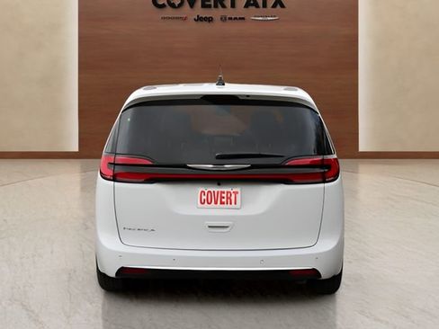 New 2026 Chrysler Pacifica Select image 4