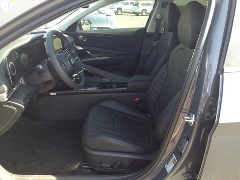New 2025 Hyundai Elantra Limited FWD image 7