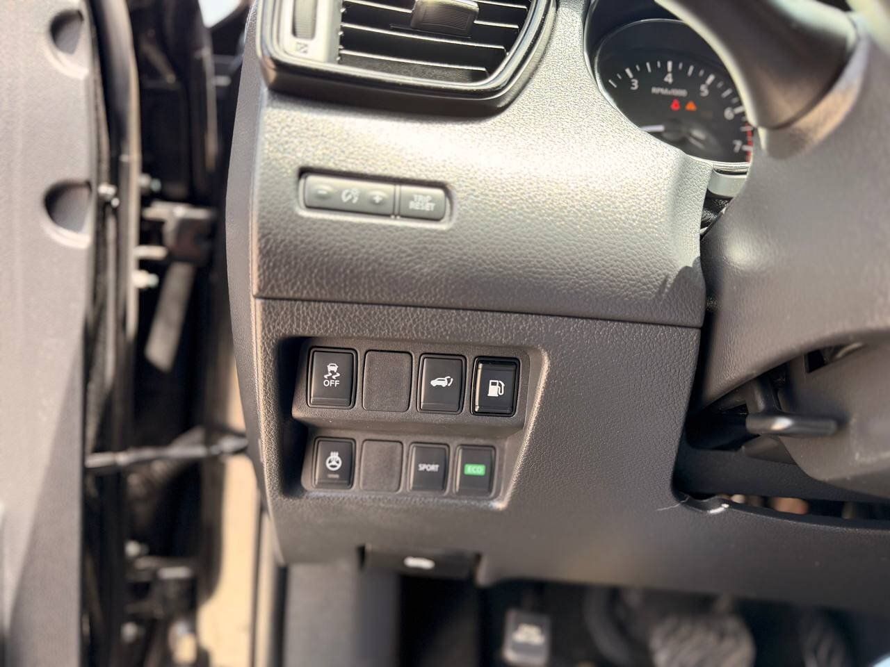 Used 2018 Nissan Rogue SV w/ Premium Package FWD image 24