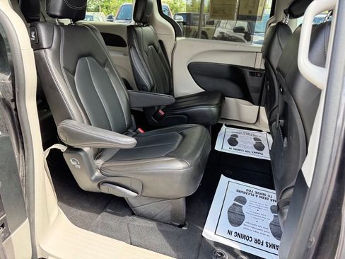 Used 2023 Chrysler Pacifica Touring-L FWD image 24