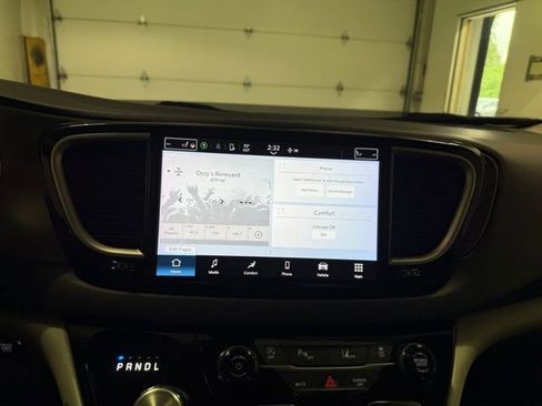 Used 2023 Chrysler Pacifica Touring-L image 17