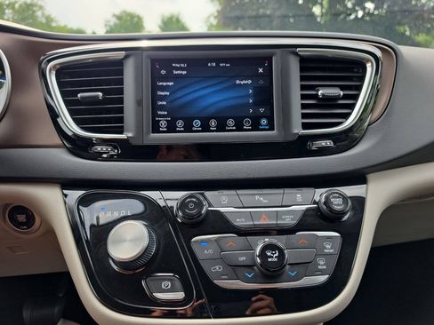Used 2020 Chrysler Voyager LX w/ Cold Weather Group FWD image 18
