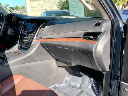 Used 2019 Cadillac Escalade ESV Premium Luxury image 16