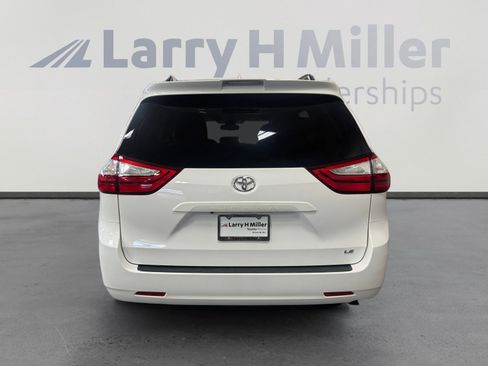 Used 2019 Toyota Sienna LE w/ LE Preferred Package image 4