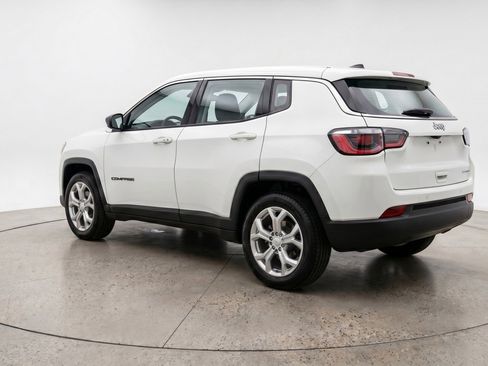 Used 2025 Jeep Compass Latitude AWD/4WD image 6
