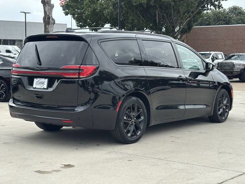 Used 2025 Chrysler Pacifica Limited FWD image 3