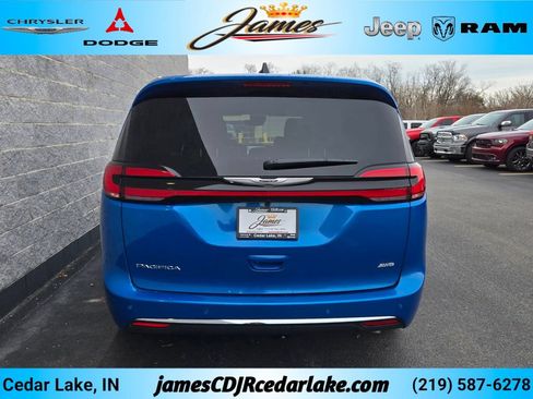 New 2026 Chrysler Pacifica Select AWD/4WD image 4