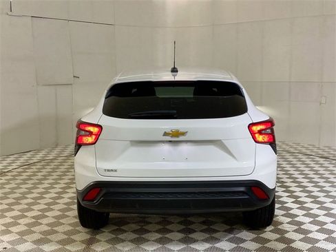Used 2024 Chevrolet Trax LS w/ LS Convenience Package image 18