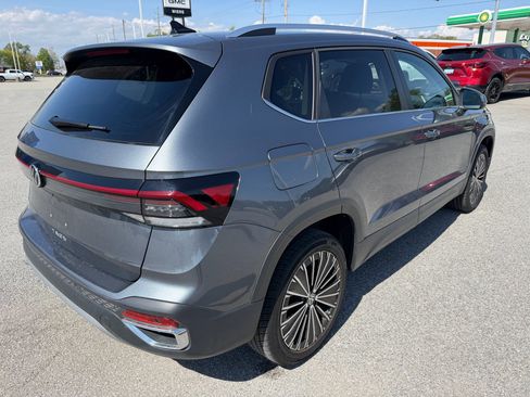 Used 2025 Volkswagen Taos SE FWD image 3