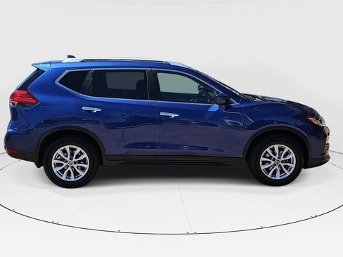 Used 2017 Nissan Rogue SV w/ SV Premium Package FWD image 2