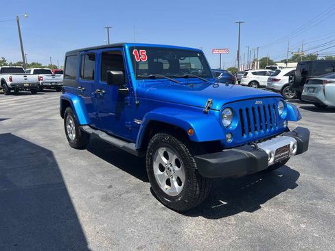 Used 2015 Jeep Wrangler Unlimited Sahara w/ Connectivity Group AWD/4WD image 6