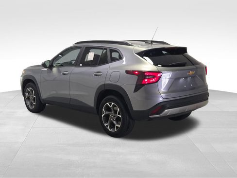 Used 2025 Chevrolet Trax LT w/ LT Convenience Package FWD image 22