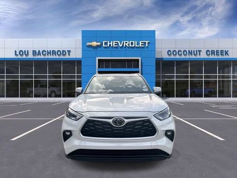 Used 2024 Toyota Highlander XLE FWD image 3