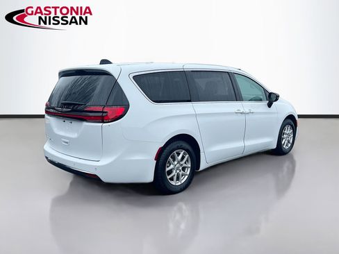 Used 2024 Chrysler Pacifica Touring image 9