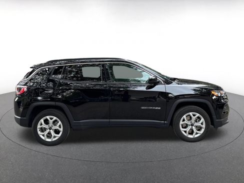 Used 2025 Jeep Compass Latitude AWD/4WD image 8