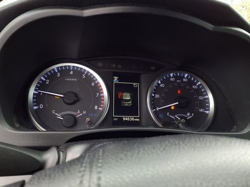 Used 2019 Toyota Highlander LE w/ Carpet Mat Package (TMS) image 12