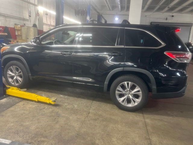 Used 2016 Toyota Highlander Plus FWD image 3