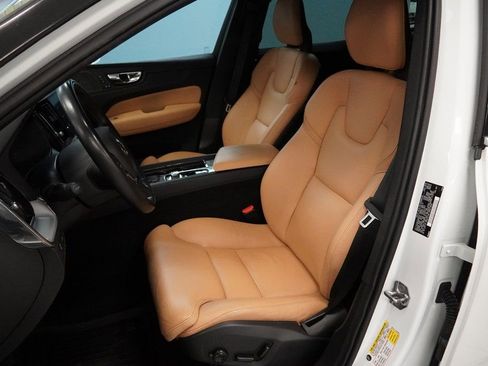 Used 2019 Volvo XC60 T5 Momentum w/ Multimedia Package image 4