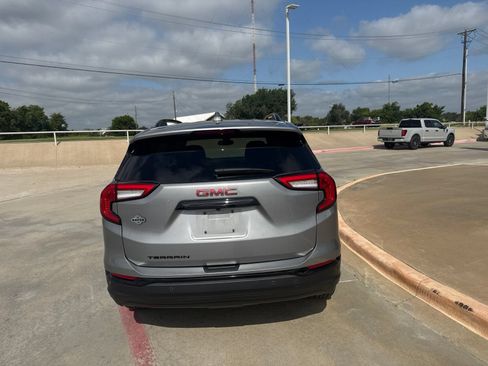 Used 2024 GMC Terrain SLE w/ Driver Convenience Package FWD image 6