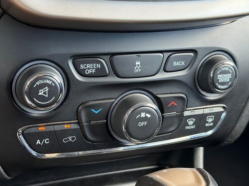 Used 2015 Jeep Cherokee Latitude AWD/4WD image 22