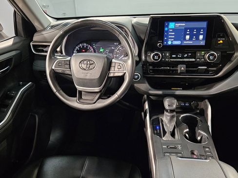 Used 2024 Toyota Highlander XLE image 9