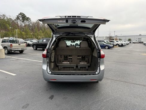 Used 2017 Toyota Sienna XLE image 7