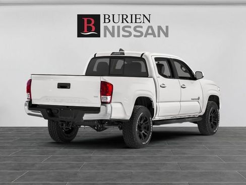 Used 2017 Toyota Tacoma TRD Off-Road w/ Premium & Technology Package AWD/4WD image 2